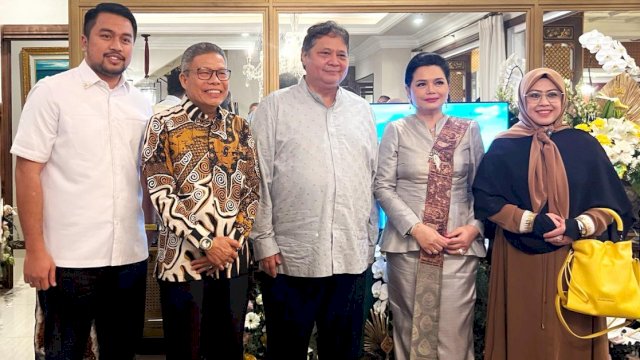Calon Gubernur Sulsel, Taufan Pawe (TP) yang juga Ketua Golkar Sulsel, Calon Wali Kota Parepare Erna Rasyid Taufan (Erat) yang juga Ketua Golkar Parepare, dan calon bupati Takalar Zulham Arief (ZA) yang juga Sekretaris AMPG Sulsel, mengahdiri undangan Open House Ketua Umum Airlangga Hartarto di i kawasan Widya Chandra, Jakarta Selatan, Kamis, 11 April 2024 malam.