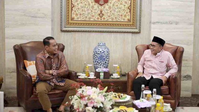 Wali Kota Makassar Mohammad Ramdhan Pomanto menyambut hangat silaturahmi Idul Fitri Kapolda Sulsel Irjen Pol Andi Rian R Djajadi di kediamannya, Jalan Amirullah, Kamis, (11/04/2024).