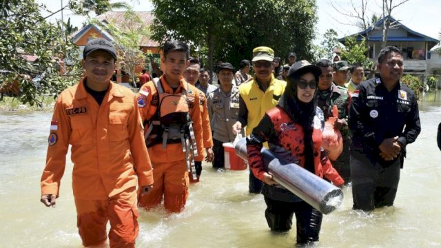 Bupati Luwu Utara, Indah Putri Indriani saat menyalurkan bantuan di Desa Lembang-lembang
