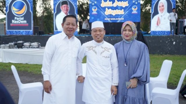 Ketua DPW Partai NasDem Sulsel, Rusdi Masse (RMS) bareng istri Fatmawati Rusdi saat menggelar buka puasa bersama dengan masyarakat Sidrap. Hadir Ustadz Das&rsquo;ad Latif sebagai pembawa hikmah Ramadan.