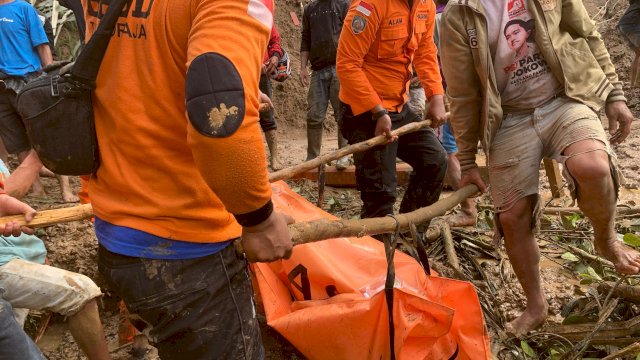 Tim Sar Gabungan Gunakan Drone Cari 2 Korban Longsor Toraja