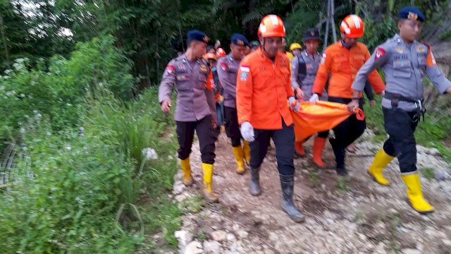 Tim SAR dan aparat kepolisian mengevakuasi korban tanah longsor di Kabupaten Toraja.