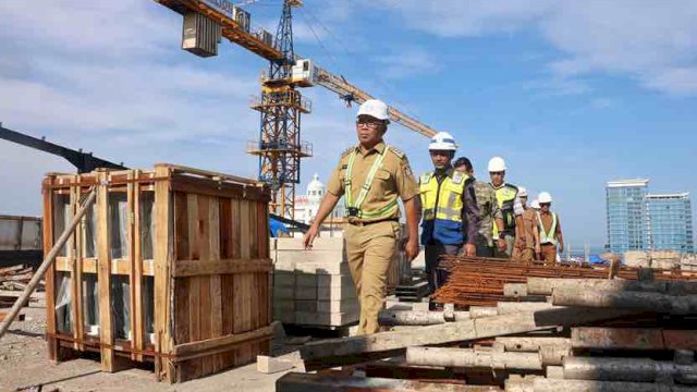 Wali Kota Makassar Mohammad Ramdhan Pomanto saat meninjau gedung baru Makassar Government Center yang sudah siap beroperasi.