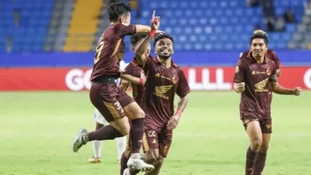 Yakob Sayuri sukses menyumbangkan brace bagi kemenangan PSM.