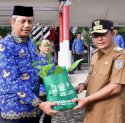 HKN, Pj Gubernur Sulsel Serahkan 4.100 Bibit Pohon dan 2.341 SK PPPK