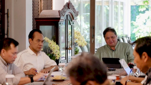 Menteri Koordinator (Menko) Bidang Perekonomian, Airlangga Hartarto memimpin rapat membahas dampak konflik timur tengah.
