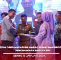 Wakili Ketua DPRD Makassar, Kabag Humas dan Protokol Terima Penghargaan SMSI Sulsel
