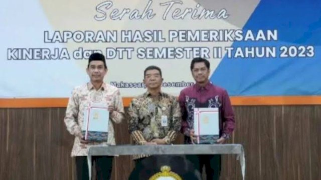 Ketua DPRD Kota Makassar Rudianto Lallo, bersama Pj Sekda Kota Makassar Firman Hamid Pagarra, menerima Laporan Hasil Pemeriksaan Kinerja (LHPK) Semester II Tahun 2023 Pemkot Kota Makassar, di Aula Kantor BPK Perwakilan Provinsi Sulawesi Selatan, Makassar, Jumat (19/1/2024).