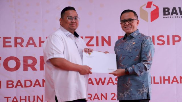 Menteri PANRB Abdullah Azwar Anas saat menyerahkan izin prinsip formasi CASN Bawaslu ke Ketua Bawaslu Rahmat Bagja, di Jakarta, Kamis (18/04/2024).