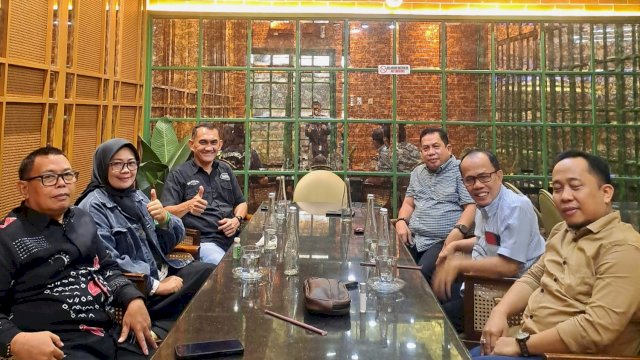 Ketua Badan Pengurus Wilayah (BPW) KKLR Provinsi Sulawesi Selatan Ir Hasbi Syamsu Ali usai menerima kunjungan  silaturahmi tokoh masyarakat Kabupaten Luwu Hafidah Rauf Basyuri dan Kolonel Inf. (Purn) Agussalim di Black Canyon Cafe, Jalan Hertasning Makassar.