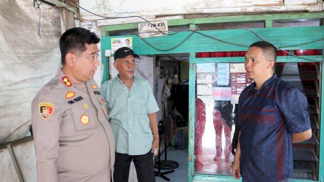 Kapolres Pelabuhan Makassar AKBP Yudi Frianto di dampingi Wakapolres Kompol Sugeng, meninjau langsung lima lokasi pembangunan bedah rumah untuk masyarakat miskin di Kecamatan Wajo dan Ujung Tanah.