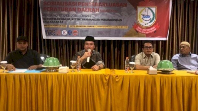 Sosialisasi Peraturan Daerah (Perda) Kota Makassar Nomor 7 Tahun 2021 tentang Ketertiban Umum, Ketenteraman dan Perlindungan Masyarakat. Bertempat di Hotel Grand Puri Perintis, Jalan Perintis Kemerdekaan, Makassar, Sabtu (3/2/2024).