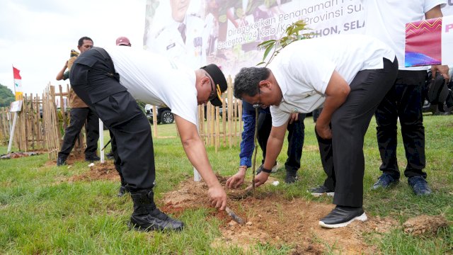 Penjabat Gubernur Sulsel, Bahtiar Baharuddin melakukan penanaman pohon di Bendungan Gerak Tempe, Kelurahan Wiringpalenae, Kecamatan Tempe, Kabupaten Wajo.