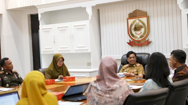 PJ Sekda Kota Makassar, Firman Hamid Pagarra memimpin rapat bersama jajarannya