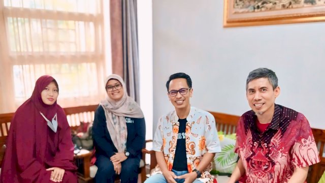 ZaidBuri Prahastyo bersama penggerak Komunitas Guru Belajar Nusantara (KGBN) bertemu dengan DR Syamril MPd, Direktur Sekolah Islam Athirah