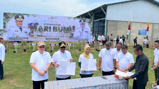 Pemerintah Provinsi (Pemprov) Sulawesi Selatan melaksanakan kegiatan penanaman pohon serentak dalam rangka Memperingati Hari Bumi yang jatuh pada Senin (22/4/2024). 