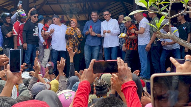 Warga Bantaeng Ramai-ramai Serahkan Dukungan KTP ke Fathul Fauzy Nurdin
