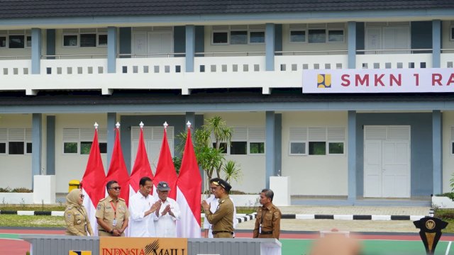 Presiden Jokowi saat meresmikan sejumlah proyek di Sulawesi Barat. Ist