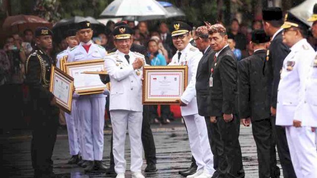 Menteri Dalam Negeri menyerahkan piagam penghargaan ke Wali Kota Makassar Mohammad Ramdhan Pomanto.