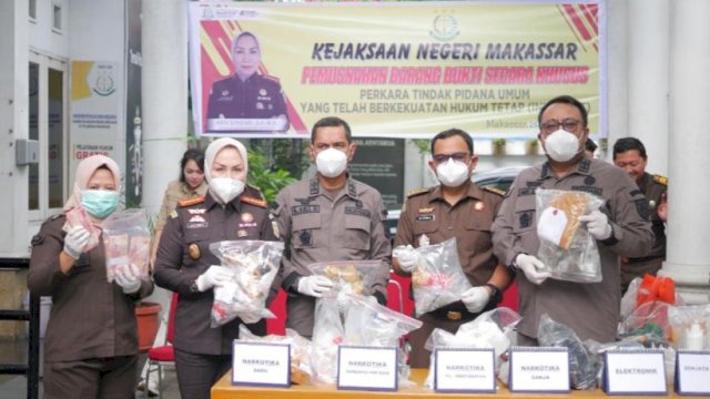 Kejari Makassar memusnahkan ratusan barang bukti berbagai jenis