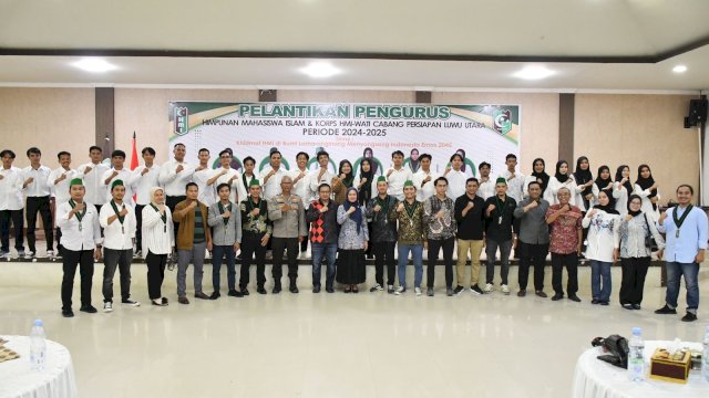Presidium Majelis Wilayah Korps Alumni HMI (MW KAHMI) Sulsel Muhammad Fauzi bersama Pengurus HMI Cabang Persiapan Luwu Utara di Hotel Bukit Indah, Jumat (26/4/2024).
