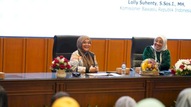 Anggota Bawaslu Lolly Suhenty menegaskan peran aktif Bawaslu dalam upaya mewujudkan pemilu yang ramah perempuan. Dia menyampaikan itu saat menjadi pembicara dalam seminar yang diadakan Kaukus Perempuan Politik Indonesia, Jumat, (26/04/2023).
