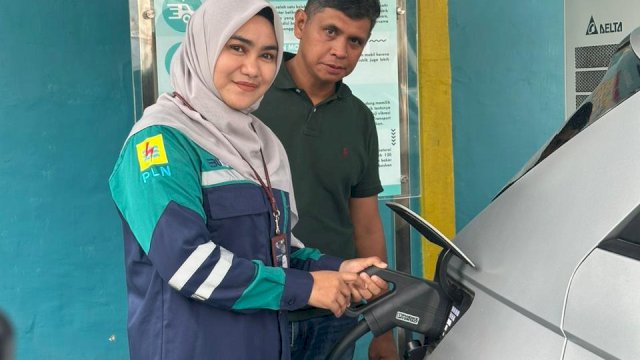 Manager PLN UP3 Palopo, Rathy Shinta Utami (kiri) tengah mendampingi pemilik mobil listrik, Azis (tengah) saat melakukan pengisian daya di SPKLU PLN UP3 Palopo.