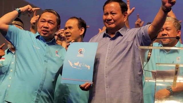 Ketua Umum Partai Gelora Anis Matta saat menyerahkan dukungan ke Prabowo Subianto.