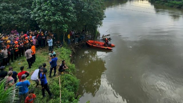 Proses pencarian dilangsungkan bersama tim Potensi Sar dengan menggunakan perahu karet.