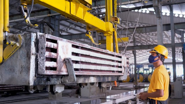 Aktivitas produksi di pabrik bata ringan Kalla Beton yang berlokasi di Kawasan Industri Makassar (KIMA), beberapa waktu lalu.