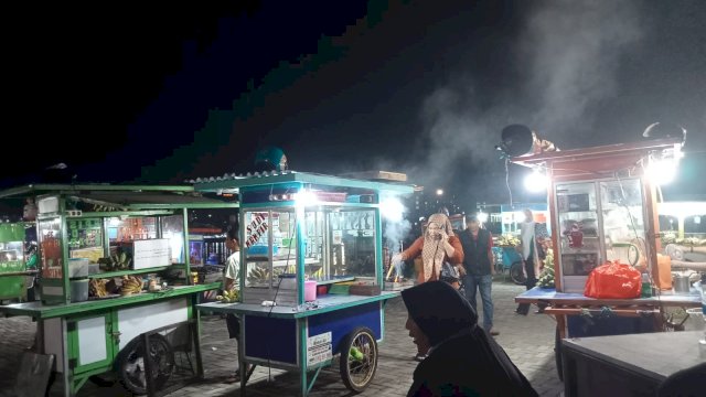 Gerobak penjual pisang epe di CPI dalam acara Nobar yang digelar Pemkot Makassar. Ist