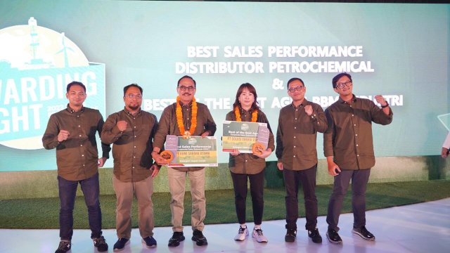 Chief Operation Officer (COO) Kalla Aspal, Burhanuddin Lestim beserta jajaran manajemennya menerima penghargaan dari Pertaminan Patra Niaga dalam Awarding Night Mitra Kerja Corporate Sales Sulawesi Periode 2023 di The Stones Hotel Legian, Bali, pekan lalu.