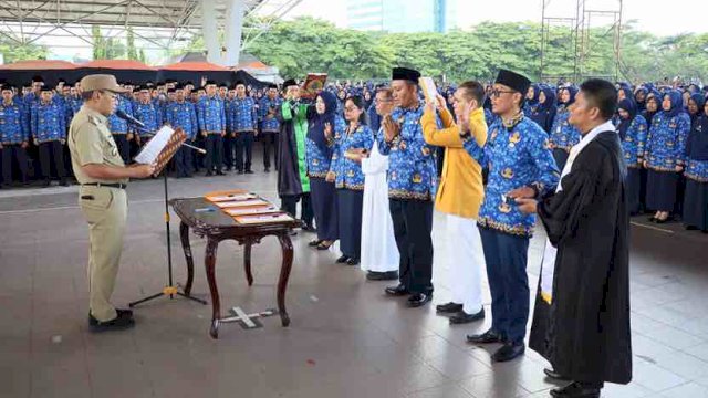 Wali Kota Makassar Mohammad Ramdhan Pomanto melantik 1.852 tenaga pendidik di Tribun Lapangan Karebosi, Senin (29/4/2024).
