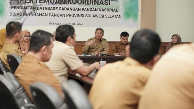 Penjabat Sekretaris Daerah Provinsi (Sekprov) Sulsel, Andi Muhammad Arsjad, saat membuka kegiatan Penguatan Database Cadangan Pangan Nasional, yang dilaksanakan di Kantor Dinas Ketahanan Pangan Provinsi Sulsel, Jalan Ratulangi, Selasa, (29/04/2024).