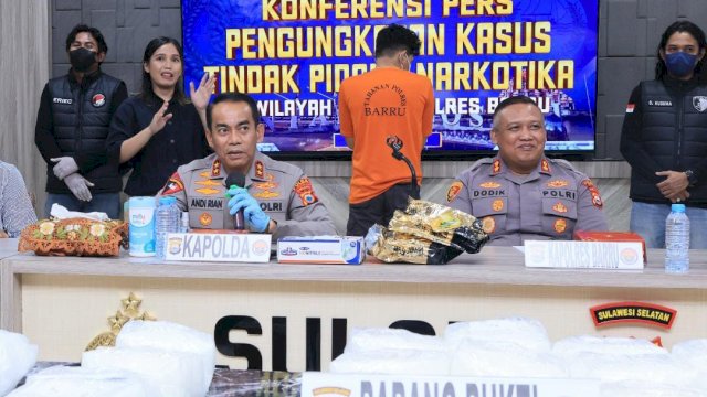 Kapolda Sulsel Irjen Pol Andi Rian R Djajadi saat rilis kasus tindak pdana narkotika. Ist