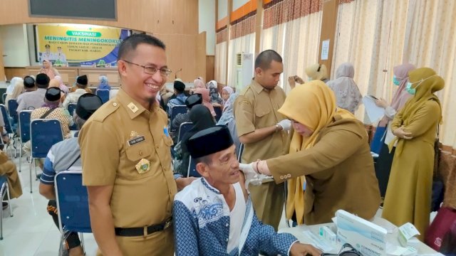 Calon jamaah haji Kabupaten Maros menjalani tes kesehatan.
