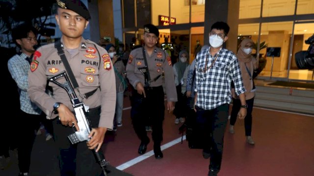 Tim penyidik KPK membawa tiga koper saat menggeledah ruang Sekjen Dewan Perwakilan Rakyat (DPR) RI Indra Iskandar&nbsp;hari ini, Selasa (30/04/2024).