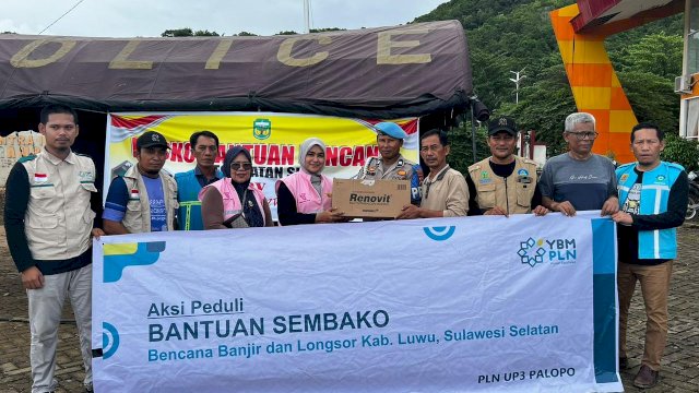 Aksi peduli berupa penyerahan bantuan simbolis YBM PLN UP3 Palopo yang ditujukan kepada masyarakat yang terdampak longsor dan Banjir di Kabupaten Luwu.
