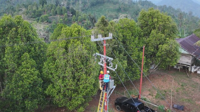 Petugas PLN tengah memasang jaringan listrik di Dusun Ula, Kecamatan Mare, Kabupaten Bone, Provinsi Sulawesi Selatan.