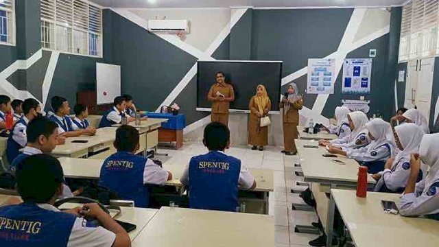 Dinas Komunikasi dan Informatika (Diskominfo) Kota Makassar terus menjalankan program Diskominfo Goes To School.