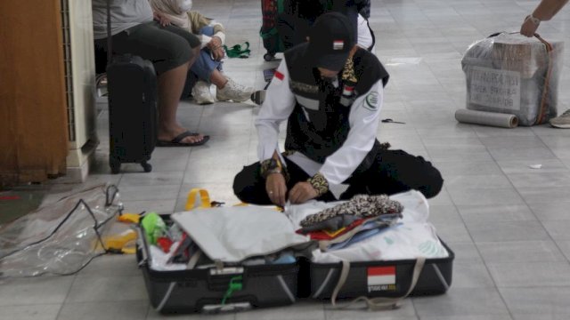 Salah seorang petugas haji sedang menyiapkan barang bawaannya jelang pemberangkatan, di Asrama Haji Pondok Gede, Jakarta, Selasa (7/5/2024). (Foto: Henri/MCH2024)