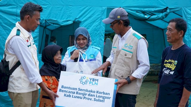 General Manager PLN UID Sulselrabar, Moch. Andy Adchaminoerdin (kanan),  Manager PLN UP3 Palopo, Rathy Shinta Utami (dua dari kanan), dan Ketua YBM PLN UID Sulselrabar, Rahmat Nur (kiri) tengah menyalurkan bantuan secara simbolis kepada salah satu masyarakat yang terdampak longsor di Kabupaten Luwu.