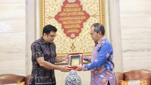 Wali Kota Makassar Mohammad Ramdhan Pomanto bersama Konjen India Dr. Shashank Vikram.