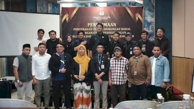 Komisioner KPU Makassar bersama staf. Ist