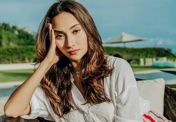 Foto Artis NZ Mesra dengan Politikus Viral, Netizen Duga Naomi Zaskia