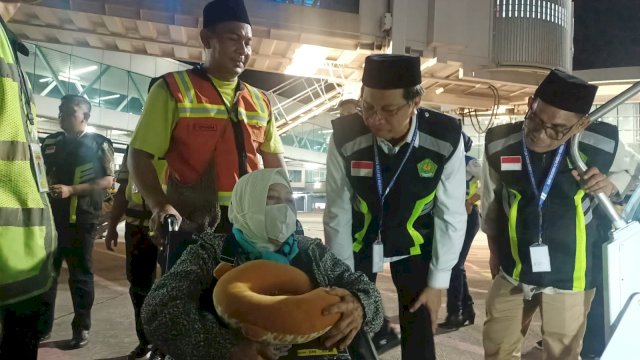 Petugas haji mengantar Calon Jemaah Haji usia lanjut/ Foto: Rezky Amelia