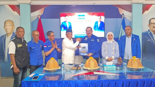 IAS saat mengembalikan formulir pendaftaran sebagai Cagub Sulsel di Partai Demokrat. Foto/PM