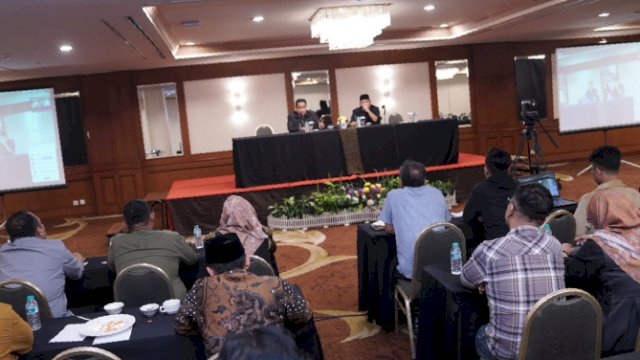 Anggota Bawaslu Herwyn JH Malonda memberikan arahan dalam Sosialisasi Petunjuk Teknis Perekrutan Pengawas Kelurahan/Desa di Jakarta secara 'hybrid' di Jakarta.