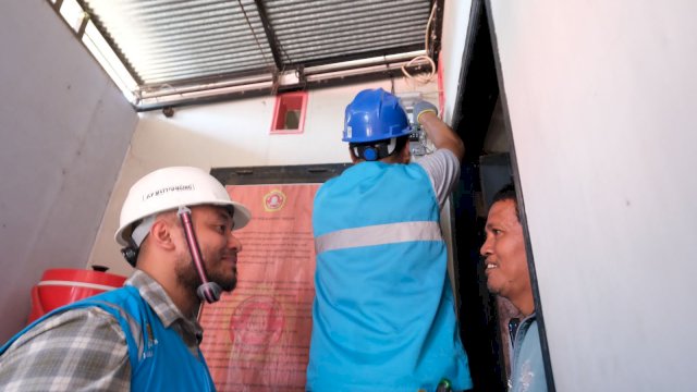 Petugas PLN tengah melakukan pengecekan kWh Meter salah satu pelanggan di Kota Makassar.