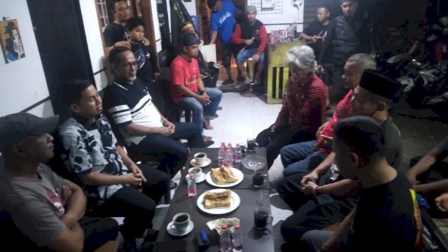 Lembaga Penggiat Budaya LSBW Hadiahi TSM Passapu dan Sebilah Badik